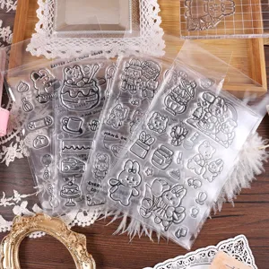 Set di timbri trasparenti in silicone con simpatici disegni di orsetti per lavori creativi fai da te.