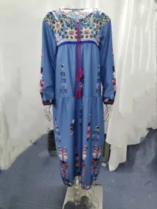 Vestido largo bohemio azul con estampado floral, manga larga y cordón con borlas
