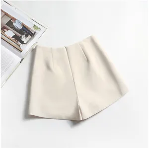 Primo piano di pantaloncini beige a vita alta con vestibilità ampia a trapezio