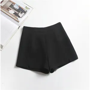 Vista dettagliata degli shorts neri a vita alta a gamba larga con spacco laterale.