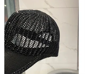 Gros plan détail de la casquette de baseball en strass noir tricoté ajouré texture.