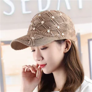Casquette de baseball en tricot ajouré d'été pour femme avec strass et perles chic.