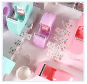 Vista dettagliata del dispenser nastro adesivo macaron, set cancelleria scrivania washi tape.