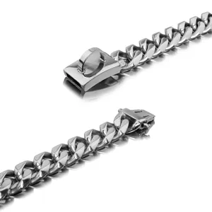 Detailed close-up view of the 19mm heavy-duty stainless steel pet dog chain collar clasp.