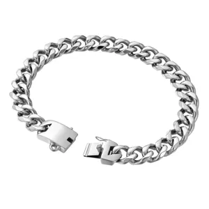 Close-up detail of 19mm heavy stainless steel curb chain link with secure safety clasp.