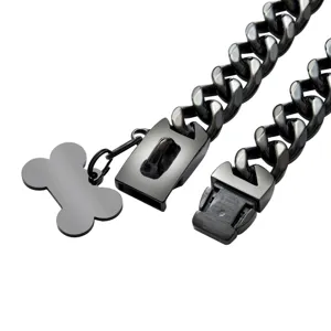 Nahaufnahme der stabilen schwarzen Metall Hundekette Glieder mit niedlichem Knochenanhänger.
