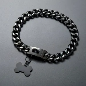 Schwere schwarze Edelstahl Hundekette Halsband mit coolem Metall Knochenanhänger.
