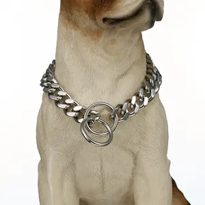 Dettaglio collare a catena per cani in acciaio inossidabile, catena cubana P robusta