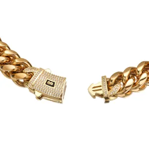 Collier chaîne gourmette cubaine en acier inoxydable doré avec fermoir pavé de diamants.