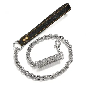 Stevige metalen ketting hondenriem met zwart lederen handvat en schokabsorberende veer.