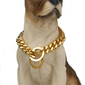 Gros plan detail d'un collier de chaine pour chien en metal dore avec des anneaux brillants.