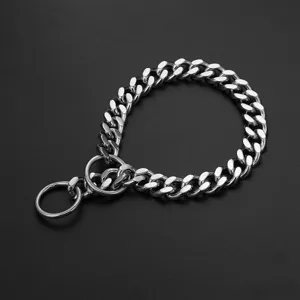 Dettaglio catena cubana in acciaio inox per cani, collare per animali robusto e durevole.