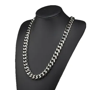 Primo piano di una spessa collana a catena cubana in acciaio inossidabile lucido.