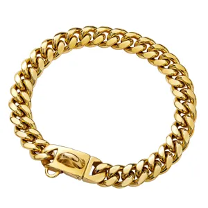 Nahaufnahme Detail des 14mm goldenen Edelstahl Kubaketten Hunde Halsbands mit Schloss.