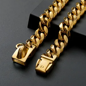 Nahaufnahme des 14mm goldenen Edelstahl Kubaketten Hunde-Halsbands mit sicherer Schnalle.