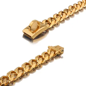 Detailed view of the 19mm gold heavy-duty stainless steel pet dog chain lock and links.