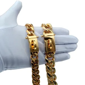 Nahaufnahme von 15mm goldener Metallhundekette Detail schwere kubanische Gliederkette