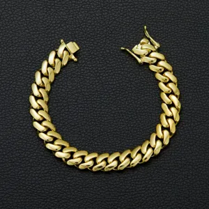 Detaillierte Nahaufnahme einer goldenen Edelstahl Panzerkette als Armband mit Verschluss.