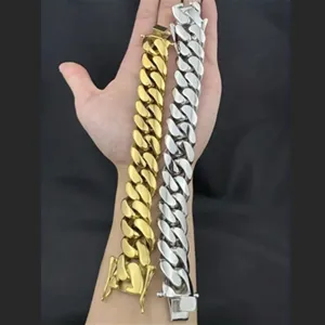 Nahaufnahme schwerer Panzerketten Armbänder in Gold und Silber mit polierter Oberfläche.