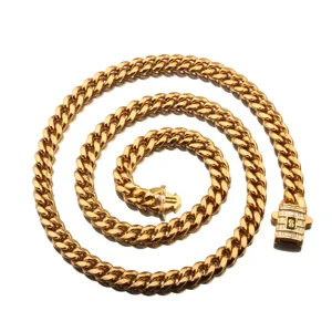 Gros plan sur le fermoir de collier chaine cubaine dore avec zircone cubique et logo S.