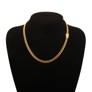 Collier chaîne gourmette homme en acier inoxydable avec fermoir zirconium détail vue.
