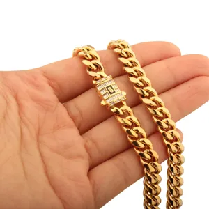 Vue détaillée de la chaîne gourmette en or pour homme avec fermoir zircon et acier.