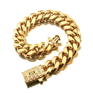 Vue détaillée de collier gourmette cubaine homme en acier doré avec fermoir pavé.