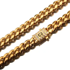 Collier chaîne gourmette dorée pour homme avec fermoir strass, détail de finition polie.