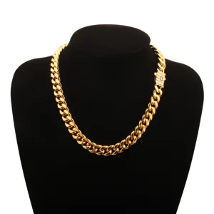 Vue de detail collier chaine cubaine or homme avec fermoir zircon pave en gros plan details.