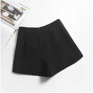 Vista dettagliata di pantaloncini neri da donna a vita alta con taglio svasato a A