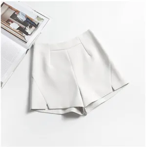 Eleganti pantaloncini bianchi a vita alta con taglio a trapezio e spacchi laterali.
