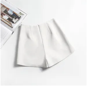 Vista posteriore dettagliata con cerniera di eleganti pantaloncini bianchi a vita alta