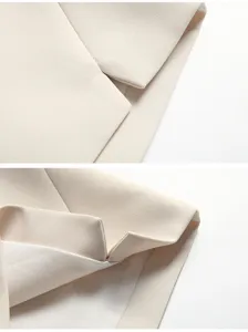 Dettaglio ravvicinato della trama del tessuto e delle cuciture dei pantaloncini