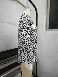 Vista laterale della giacca con stampa leopardata bianca e nera su manichino