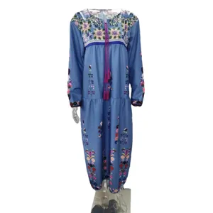 Vestido largo bohemio azul con estampado floral, manga larga y borlas con cordón