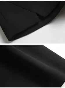 Vista macro dettagliata del tessuto nero del vestito e dell'orlo a fessura dei pantaloncini