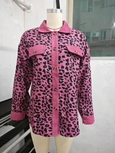 Vista dettagliata della giacca di velluto a coste rosa leopardata con bottoni classici