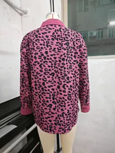 Dettaglio posteriore della giacca di velluto a coste leopardata rosa su manichino