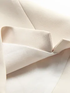 Vista macro dettagliata della trama del tessuto crema di alta qualità su pantaloncini a trapezio
