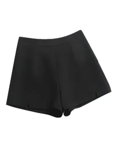 Foto in studio di pantaloncini estivi neri a vita alta con taglio a linea A da donna