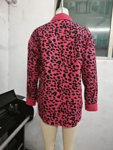 Vista posteriore di una giacca in velluto a coste leopardata rosa su un manichino