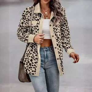 Giacca da donna alla moda con stampa leopardata e texture a coste.