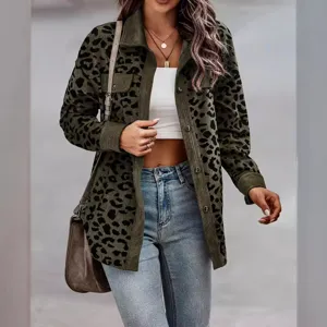 Elegante giacca da donna in velluto a coste con stampa leopardata verde oliva