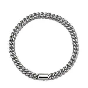 Gros plan sur les détails d'un collier chaîne gourmette en acier inoxydable poli.