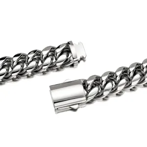 Détail du fermoir de chaîne gourmette cubaine en acier inoxydable, finition argent poli