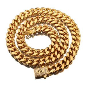 Vue détaillée d'un collier chaîne gourmette cubaine pour homme en acier inoxydable doré à strass.