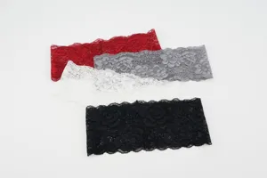 Detailansicht elastischer Spitzenhaarbänder mit feinem hohlem Blumenmuster und weichem Stoff.
