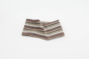 Nahaufnahme eines vintage mehrfarbig gestreiften Strick-Haarbandes, breites Retro-Design.