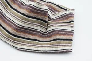 Detailaufnahme eines mehrfarbig gestreiften Strick-Haarbandes, Retro-Stil Damen Haaraccessoire.