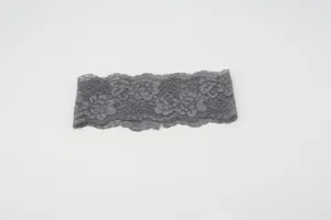 Nahaufnahme des grauen elastischen Spitzenstirnbandes mit feiner Blumenmusterstruktur.